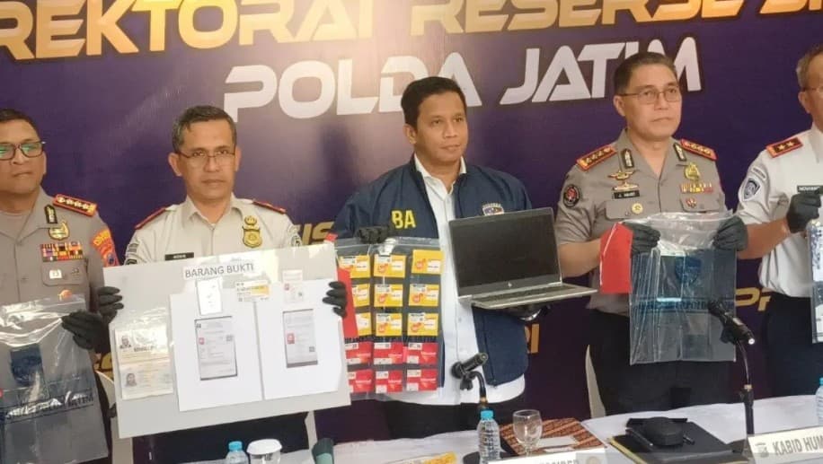 Polda Jatim Bongkar Sindikat Love Scamming Internasional yang Menipu 53 WNI dan Rugikan Rp1,1 Miliar