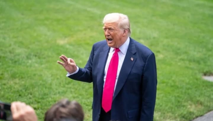Trump Sebut AS Bisa Ambil Alih Selat Hormuz dan Kenakan Tarif Pelayaran Kapal