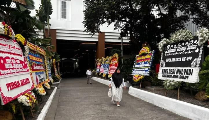 Balai Kota Jakarta Dibanjiri Karangan Bunga pada Perayaan HUT ke-499 DKI Jakarta