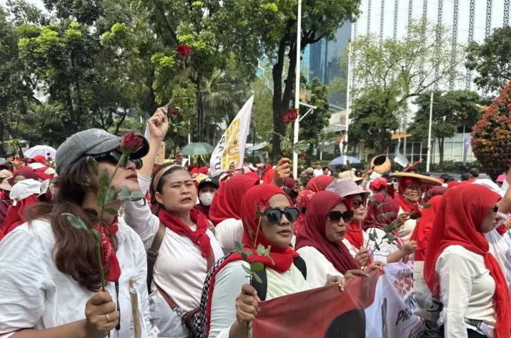Massa Emak Muda Bersatu Akhiri Aksi Damai di Monas dengan Shalawatan dan Dukungan Program Pemerintah