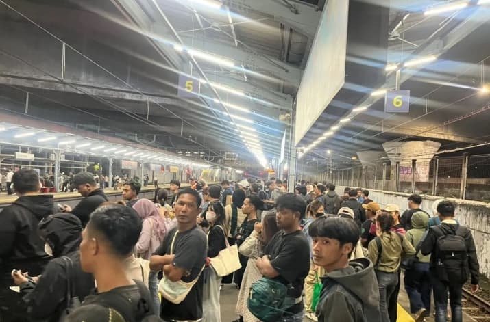 Jumlah Kelas Menengah Menyusut, Pekerja Hadapi Tekanan Biaya Hidup yang Kian Berat