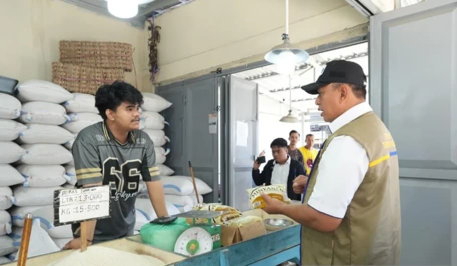 Dirut Bulog Pastikan MinyaKita Dijual Sesuai HET Saat Sidak di Pasar Sentral Gorontalo