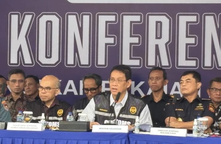 Pemerintah Amankan 43 Kontainer Baju Bekas Ilegal Senilai Rp37,5 Miliar di Tanjung Priok dan Kalimantan Barat