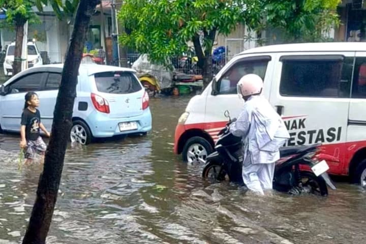 Hujan Deras dan Pasang Laut Memicu Genangan di Sejumlah Titik Kota Surabaya