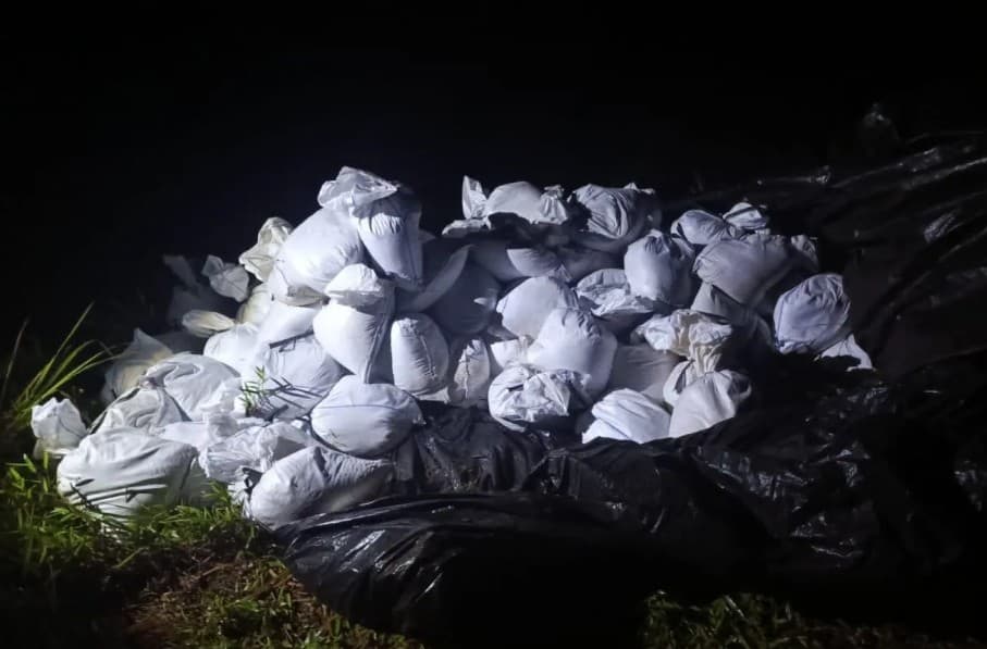 TNI AL Gagalkan Penyelundupan 1,8 Ton Biji Timah Kering di Pantai Pangkul Bangka Tengah