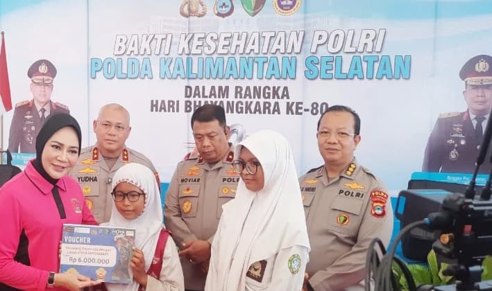 Polda Kalsel Bantu Kacamata Rp6 Juta untuk Kakak Beradik Rabun Jauh, Harapan Belajar Kembali Terbuka