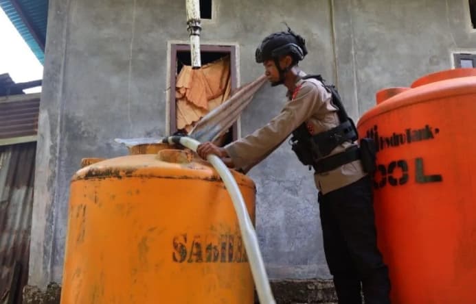 Polda Papua Barat Daya Salurkan 20 Ribu Liter Air Bersih untuk 160 Kepala Keluarga di Sorong