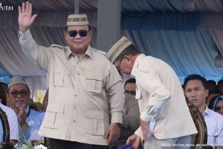 Prabowo Subianto Dianugerahi Lencana Emas Adhi Bhakti Tani Nelayan Maha Utama di Gorontalo