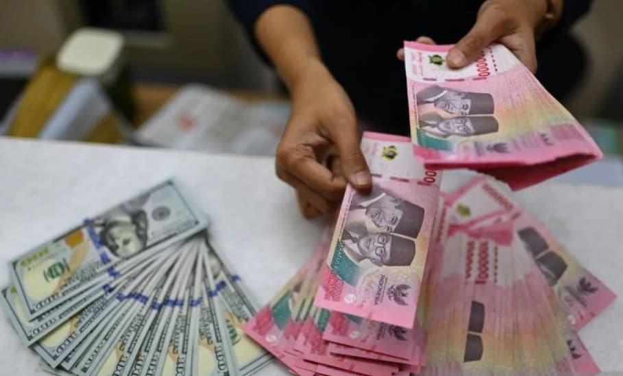 Rupiah Ditutup Melemah ke Rp17.952 per Dolar AS, Sentimen The Fed dan Ketidakpastian Global Jadi Sorotan