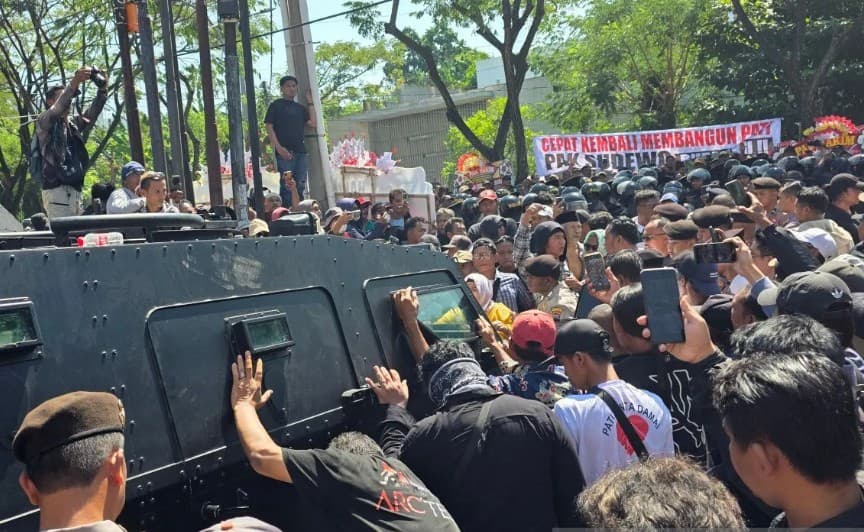 Kendaraan Taktis Pembawa Sudewa Tertahan 1,5 Jam di Pengadilan Tipikor Semarang Akibat Hadangan Massa