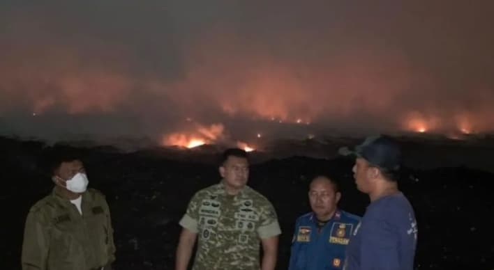 BNPB Kerahkan Helikopter Water Bombing untuk Percepat Pemadaman Kebakaran TPA Jatiwaringin