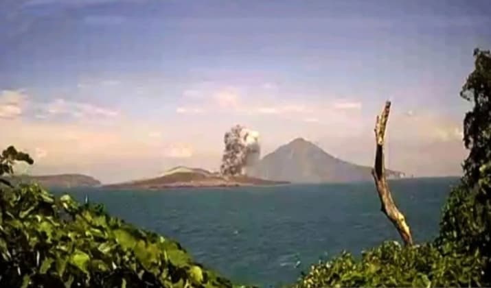 Badan Geologi Naikkan Status Gunung Anak Krakatau Menjadi Siaga Setelah Aktivitas Vulkanik Meningkat