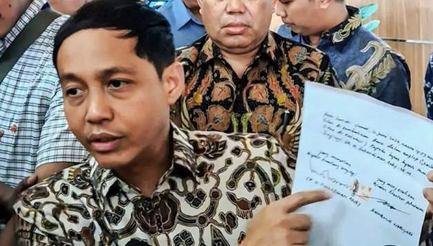 Menhut Raja Juli Antoni Klarifikasi Isu Terkait OTT KPK, Tegaskan Amplop Bupati Kuansing Telah Dikembalikan Sebelum Penangkap