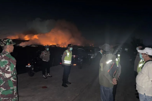 Asap Kebakaran TPA Jatiwaringin Tangerang, 64 Warga Dievakuasi Polda Banten dengan Dukungan Water Bombing