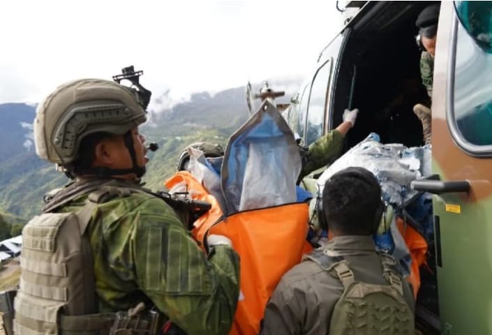 Personel Koops TNI Habema Evakuasi Jenazah Pilot Warga AS Korban Penembakan KKB ke Timika