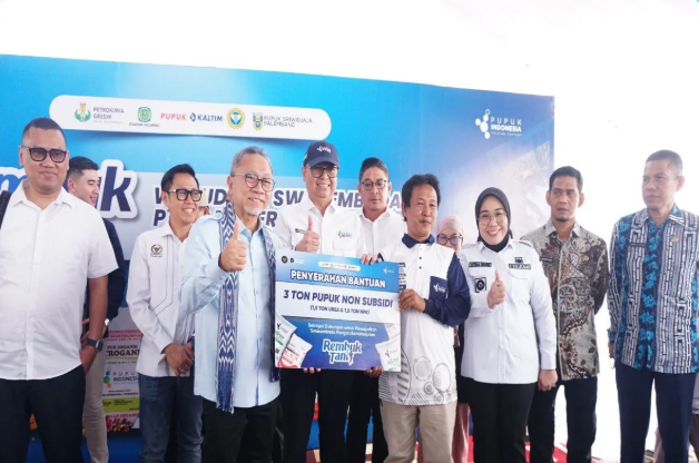 Menko Pangan Zulkifli Hasan Salurkan 3 Ton Pupuk di Mamuju, Pemerintah Pastikan Harga Gabah Petani Terkendali