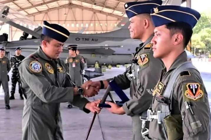 Danlanud Iswahjudi Sematkan Badge 1.000 Jam Terbang dan Hawk Sierra kepada Dua Penerbang Tempur