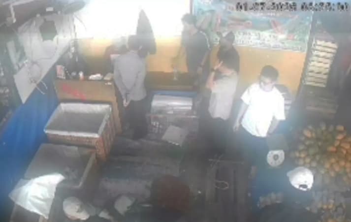 Pedagang Buah di Pasar Induk Kramat Jati Mengaku Diintimidasi Oknum Polisi saat Penertiban