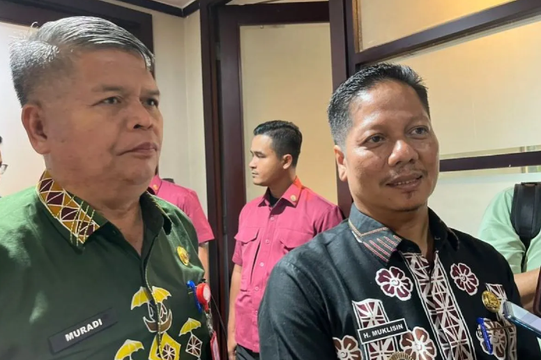 Plt Bupati Kuansing Mukhlisin bersama Plh Sekda Muradi. Sumber: ANTARA/Pemkab Kuansing
