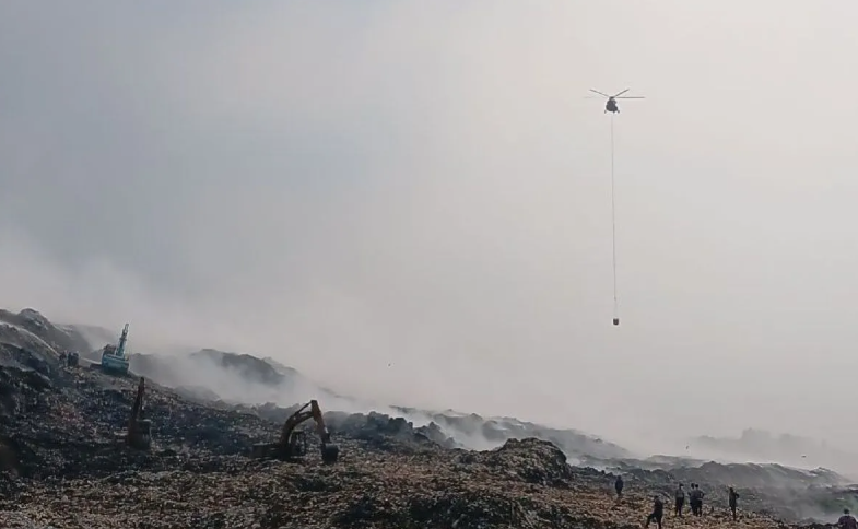 KLH Gunakan Teknologi Modifikasi Cuaca dan Water Bombing untuk Padamkan Kebakaran TPA Jatiwaringin