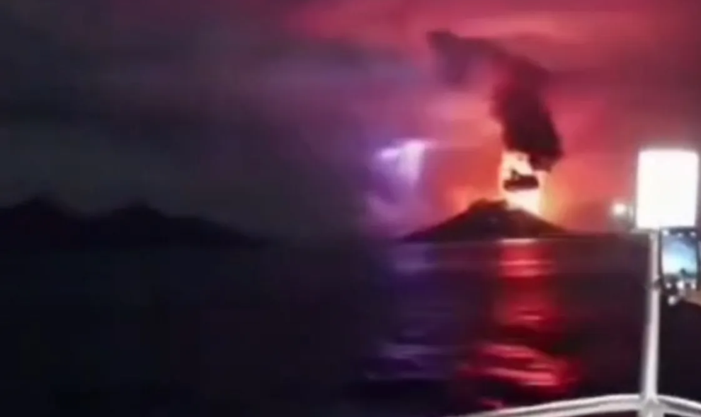 Badan Geologi Tegaskan Video Erupsi Gunung Anak Krakatau dari Atas Kapal adalah Hoaks