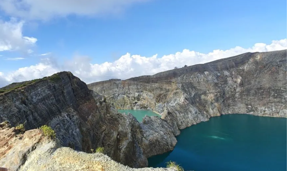 Badan Geologi Imbau Wisatawan Jauhi Kawah Gunung Kelimutu Meski Suhu Air Danau Menurun