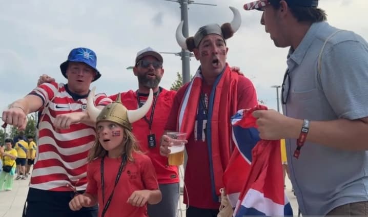 Suporter Norwegia Rayakan Kemenangan atas Brasil dengan Selebrasi Viking Row di Stadion New Jersey