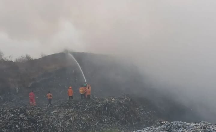 KLH Akan Merehabilitasi Tata Kelola TPA Jatiwaringin Usai Proses Pemadaman Kebakaran Rampung