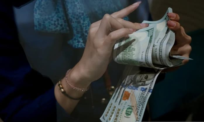 Rupiah Melemah 29 Poin pada Awal Perdagangan Senin, Tembus Rp17.992 per Dolar AS
