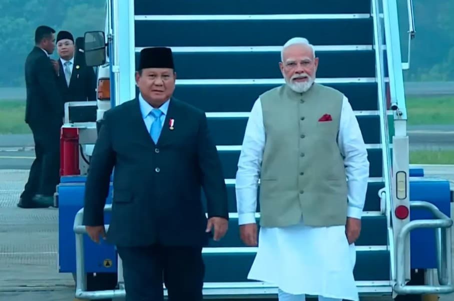 Presiden Prabowo Menyambut Kedatangan Perdana Menteri India Narendra Modi untuk Memulai Kunjungan Kenegaraan di Indonesia