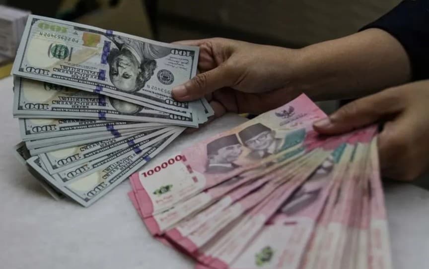 Nilai Tukar Rupiah Ditutup Melemah ke Rp17.995 per Dolar AS, Pasar Cermati Laporan Fitch Ratings