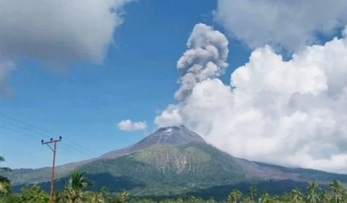 Erupsi Gunung Lewotobi Laki-laki Masih Berlangsung, Badan Geologi Catat Kolom Abu Capai 1,4 Kilometer