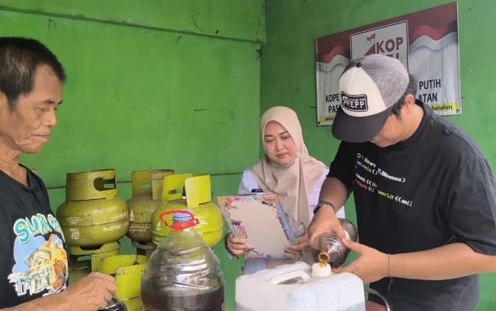 Kelurahan Pasar Minggu Tampung Minyak Jelantah Warga Melalui Koperasi Merah Putih untuk Dukung Pengelolaan Sampah
