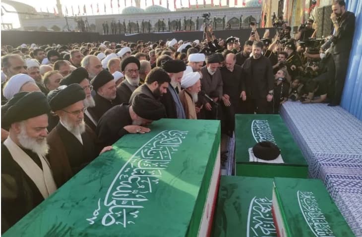 Jutaan Pelayat Ikuti Shalat Jenazah Ali Khamenei di Masjid Jamkaran Qom