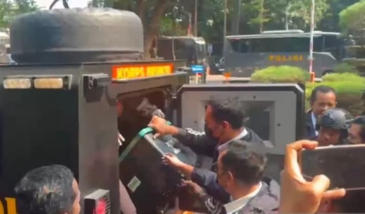 Polisi Menyita 74 Kilogram Emas Batangan dan Uang Asing dari Penggeledahan Rumah di Sentul