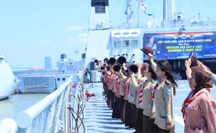 TNI AL Mengajak Ratusan Pelajar SMA Berlayar dengan KRI untuk Menumbuhkan Jiwa Bahari dan Cinta Tanah Air