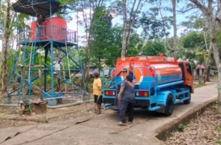 BPBD Banjar Salurkan 15.000 Liter Air Bersih untuk Warga Astambul Terdampak Kemara