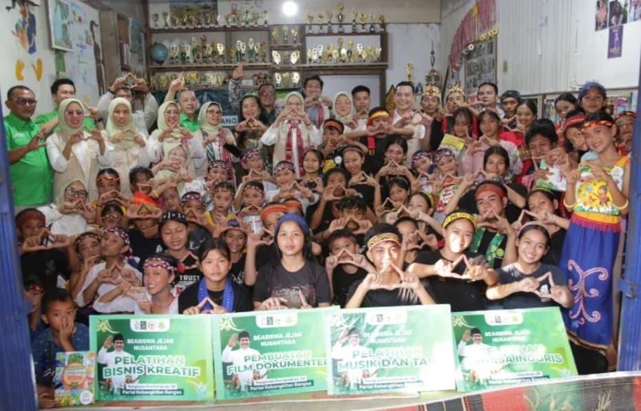 PKB Serahkan Beasiswa Jejak Nusantara kepada Siswa Sekolah Alam Arus Kualan
