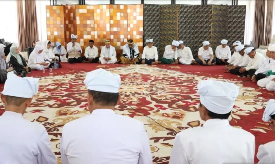 Dewan Adat Gorontalo Menganugerahkan Gelar Adat Anumerta Taa Lo'o Lamahe Lipu kepada Rahmat Gobel