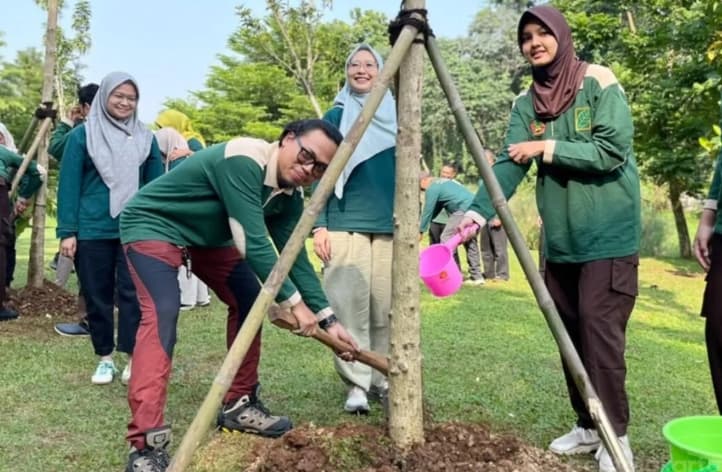 Taman Casuarina Jakarta Selatan Ditanami Tabebuya Pink untuk Perkuat Penghijauan