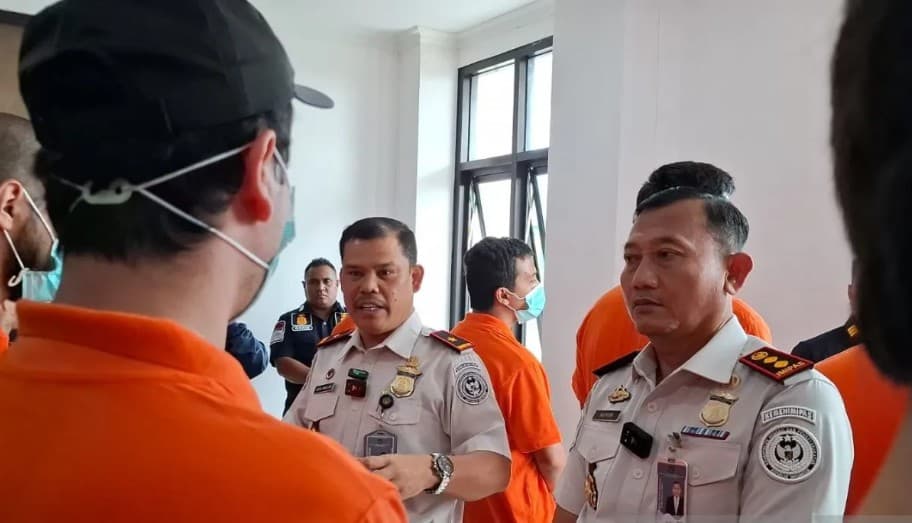 Imigrasi NTT Temukan 14 WNA Uzbekistan yang Terdampar di Alor Diduga Melanggar Izin Tinggal