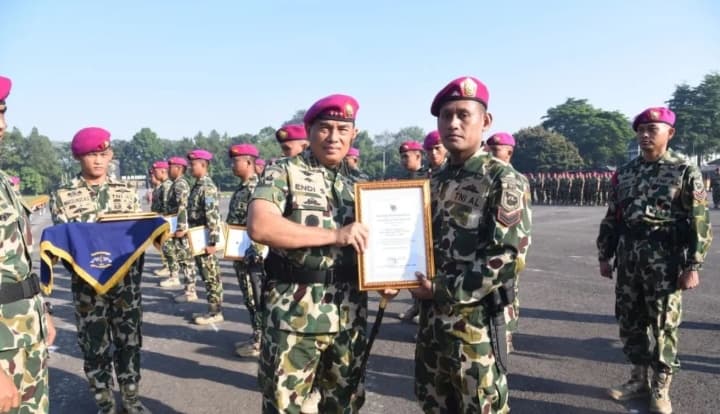 Korps Marinir Berikan Penghargaan kepada Prajurit Berprestasi dalam Operasi Badai Kasuari di Papua
