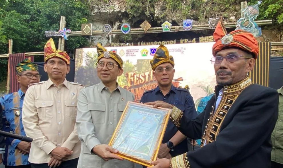 Fadli Zon Terima Gelar Kehormatan Adat Muna atas Penetapan Lukisan Cadas Tertua di Dunia
