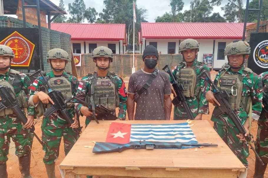 Yujin Butiop Menyatakan Kembali ke NKRI dengan Menyerahkan Senjata Rakitan dan Bendera Bintang Kejora