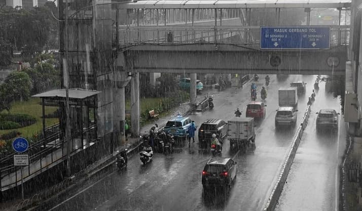 BMKG Imbau Warga Wilayah Barat Indonesia Waspadai Potensi Hujan dan Cuaca Ekstrem pada Selasa