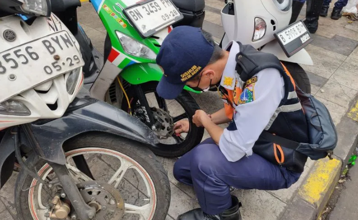 Petugas Gabungan Tertibkan Parkir Liar dan Lapak PKL di Jalan Kota Bambu Raya