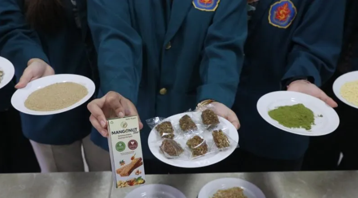 Mahasiswa Ubaya Ciptakan Mangonut Bar dari Daun Mangga dan Kulit Kacang Tanah untuk Camilan Sehat