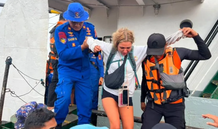 Seluruh Penumpang KLM Armada Mulya Selamat Dievakuasi Setelah Kapal Tenggelam di Selat Sanggar