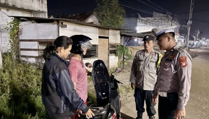 Polisi Sambangi Pos Kamling Bekasi untuk Perkuat Keamanan Lingkungan Warga