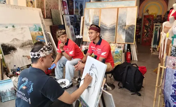 Veda Ega Pratama dan Mario Aji Isi Jeda Moto3 Moto2 dengan Jelajah Budaya Bali